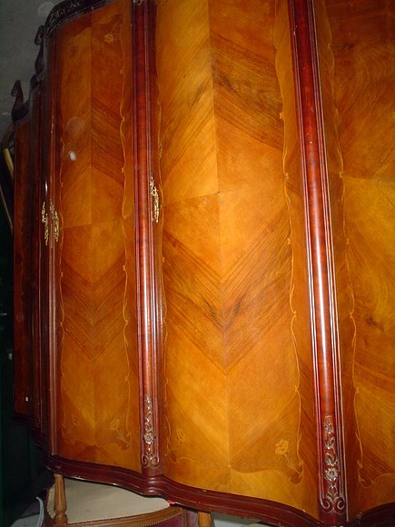 HERMOSO PLACARD, IMPECABLE CON DETALLES DE BRONCE.