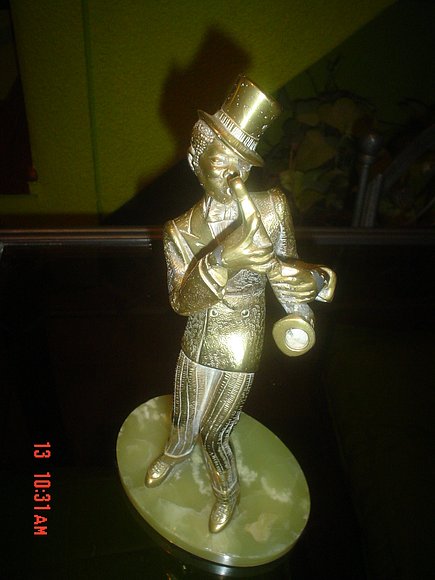 artesania en bronce, con base de marmol