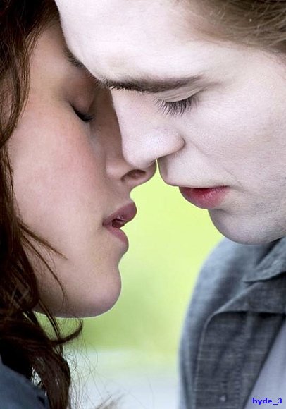 new-moon-kiss-edward-bella