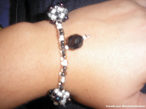 Pulsera blanca y negra