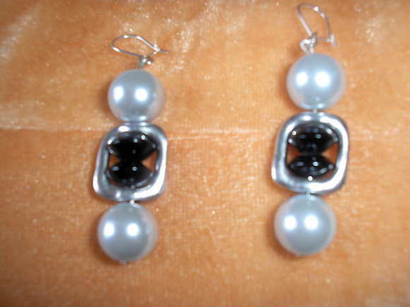 Pendientes de plata y discos negros hechos a mano