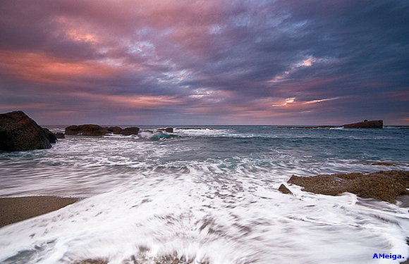 EL MAR ROMPIENDO.