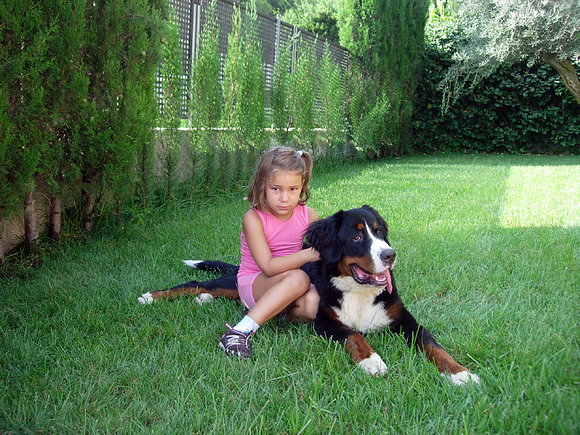 Bronko retozando con Natalia