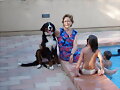 Bronko con su mam&aacute; obsevando a los ba&ntilde;istas