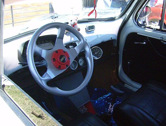 en la expo mostrando el interior con volante nuevo