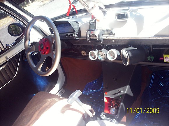 el interior con volante nuevo