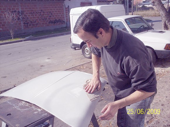mi marido pintando el fito,