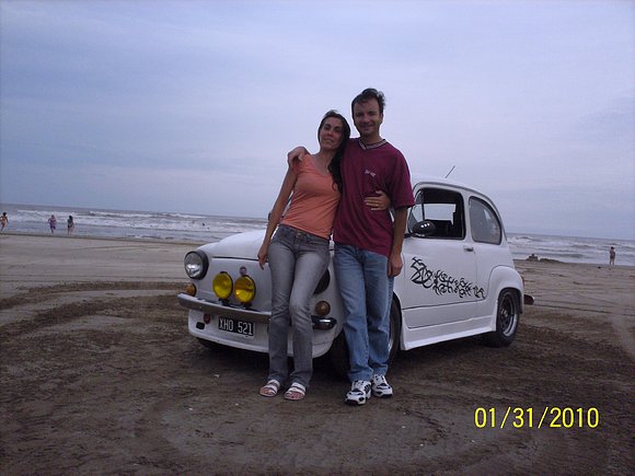 yo y leonel (,mi esposo) y mi auto jajaj
