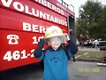 lu con traje de bombero