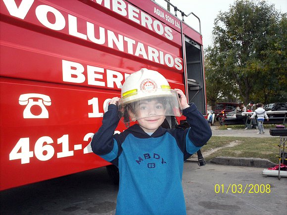lu con traje de bombero
