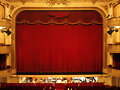 Empieza el teatro...
