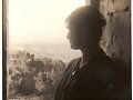 mujer distraida