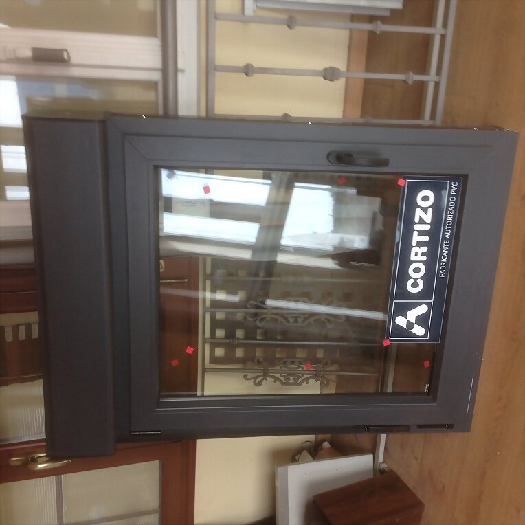 Ventana pvc gris antracita con perfiles cortizo