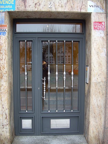 puerta de hierro , forja