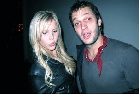 Claire! con un hombre.. k feoo!