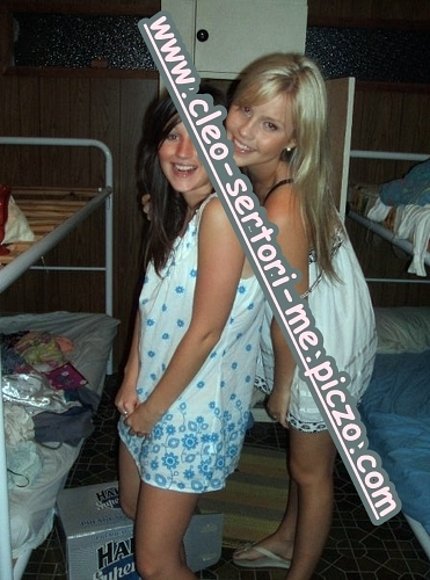 Claire y su amiga ya casi famosa d estar con ella!