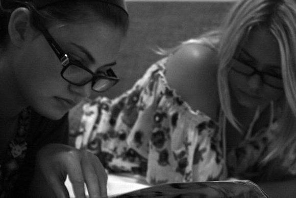 Cleo y Bella! con gafas estudiando el dialogo =D