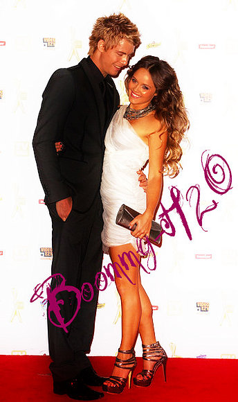 Luke Mitchel (Will) y su Novia Rebeca no se q!