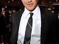 kellan con traje!!