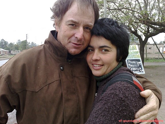 elisa y ariel, en una esquina