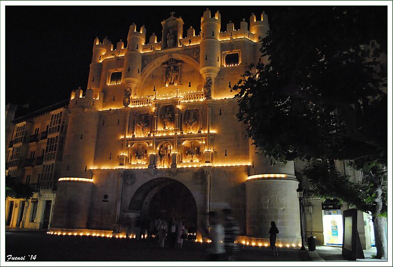 Arco de Sta María con velas