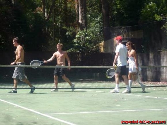 EXCLUU!!LOS ACTORES JUGANDO AL TENNIS!!JEJEJEJ