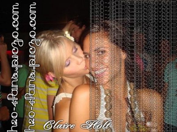claire dandole 1besito a una amiga