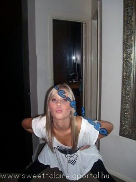 claire lanzando 1 beso