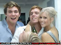 claire y 2 tios XD