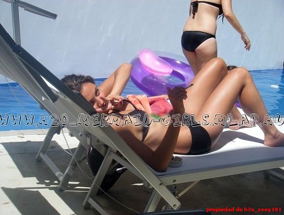 phoebe tumbada en la piscina