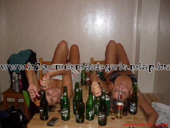 phoebe,una amiga y las botellas XD
