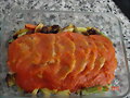 Fondo de verduras con pelota de carne y tomate