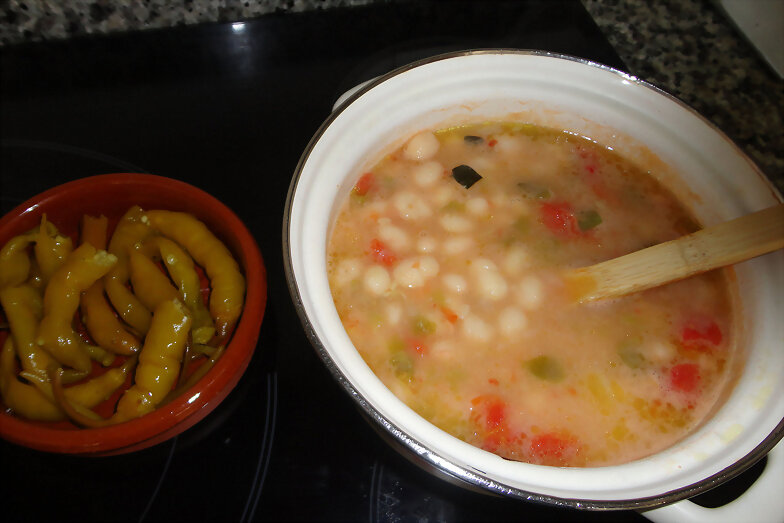 Pochas navarras con guindillas.