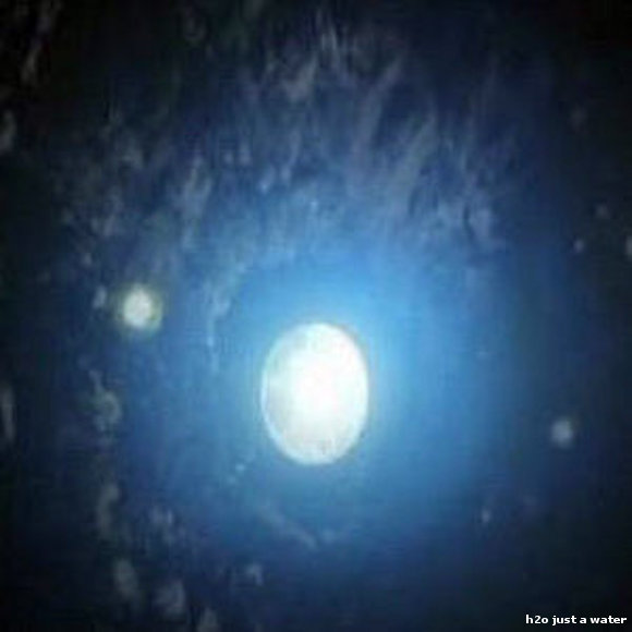 el crater del volcan cuando se hasoma  la luna