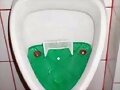 Juegue futbolito mientras orina.