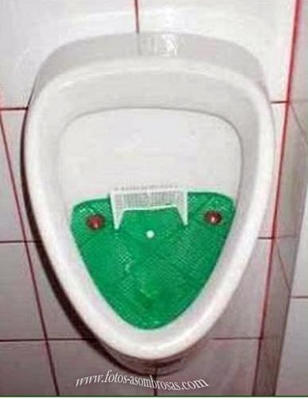 Juegue futbolito mientras orina.