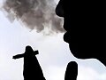 Fumando.