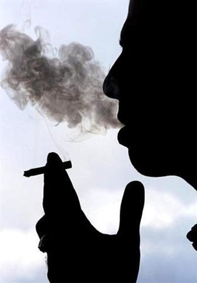 Fumando.