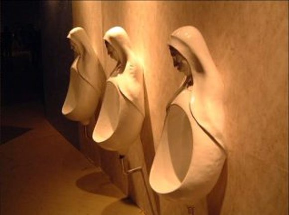 Migitorios de una iglesia moderna.