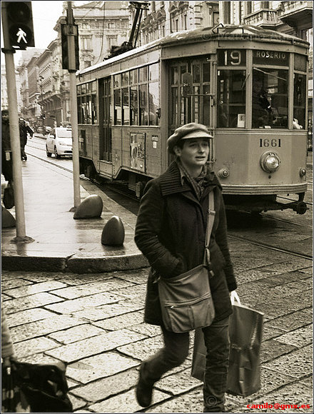 Por alguna avenida de Milan.