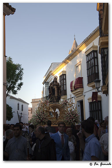 La Patrona de Arahal en procesión  por su pueblo