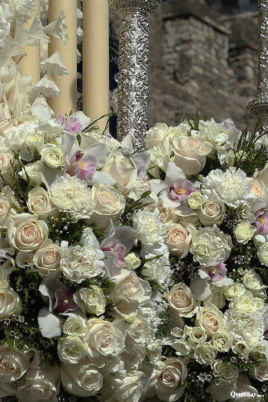 Exorno floral del pado de la Virgen de la Hiniesta