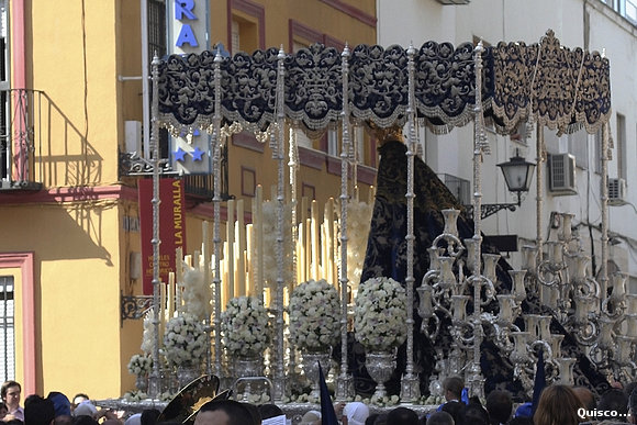 El palio de la Virgen de la Hiniesta