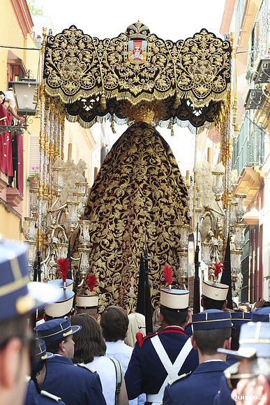 La Virgel del Refugio por su barrio Sevilla