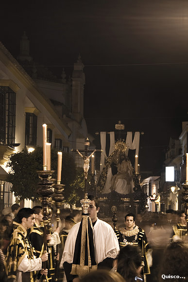 Hermandad de la Vera Cruz de Arahal en la calle.