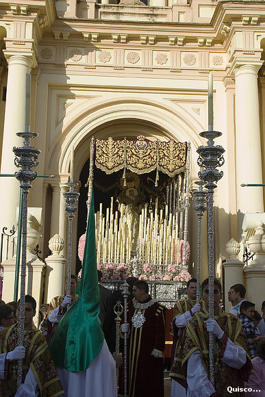 Azucena bajo palio en Viernes Santo