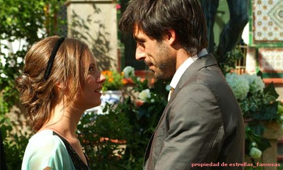 sara y lucas mirandose