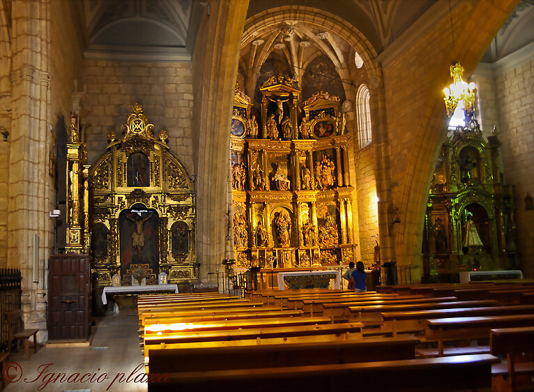 Iglesía de Santa María (Retablo y cristo)