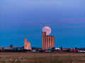 Super luna sobre silos