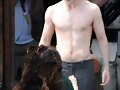 Bella! cuando corre hacia Edward para detenerle!